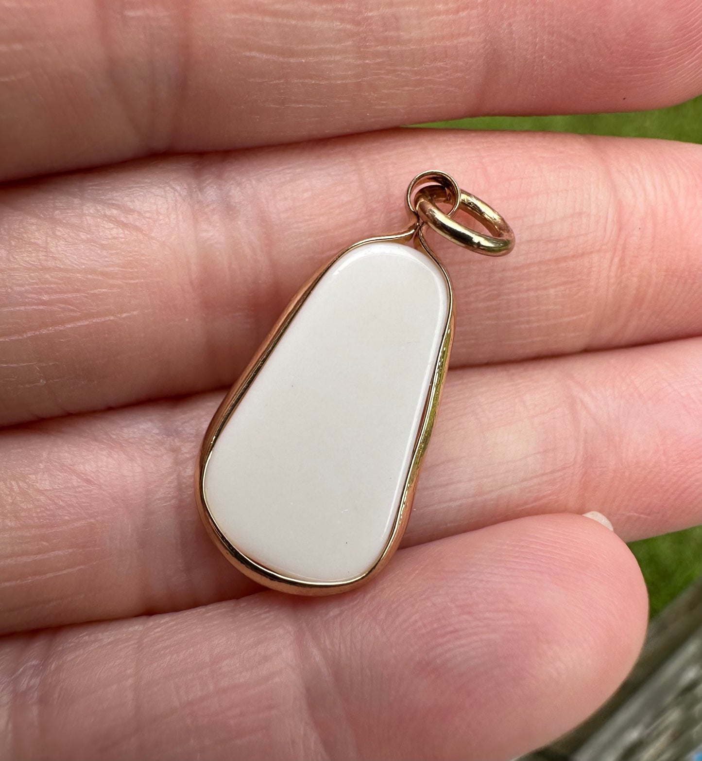 Pearly/Opal Type Pendant